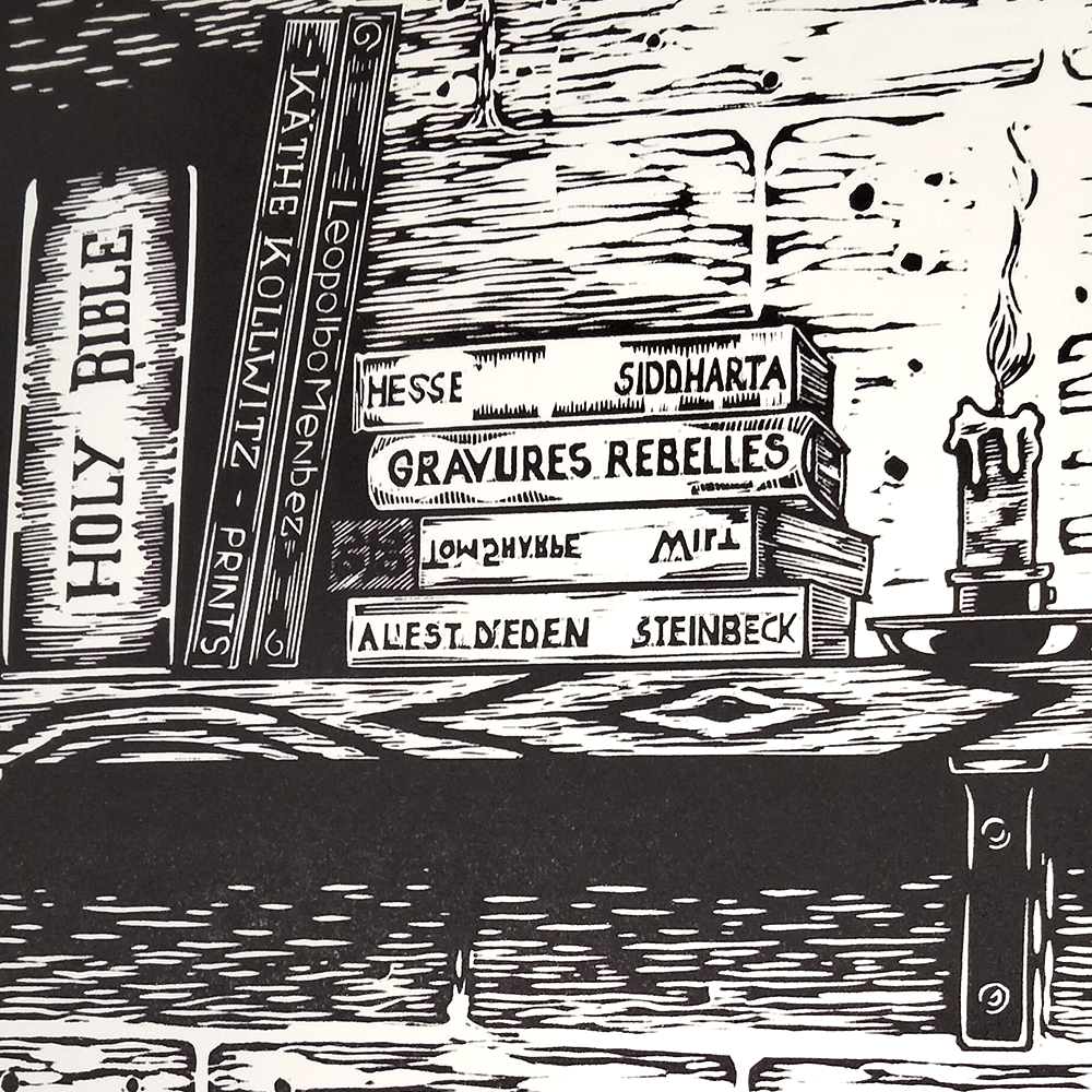 détail de la linogravure l'autoportrait de l'artiste dans l'atelier inondé. des livres et une bougie